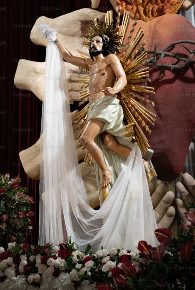 Cristo resucitado en altar, victorioso. - Banco de imágenes católicas