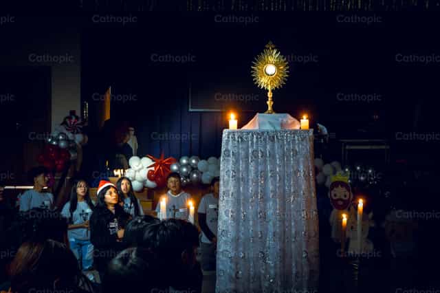 Adoración eucarística - Banco de imágenes católicas - Fotografía por Javier Bastidas