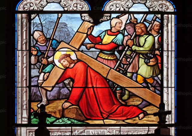 Tercera estación del Vía Crucis: Jesús cae por primera vez - Banco de imágenes católicas - Fotografía por Zvonimir Atletić