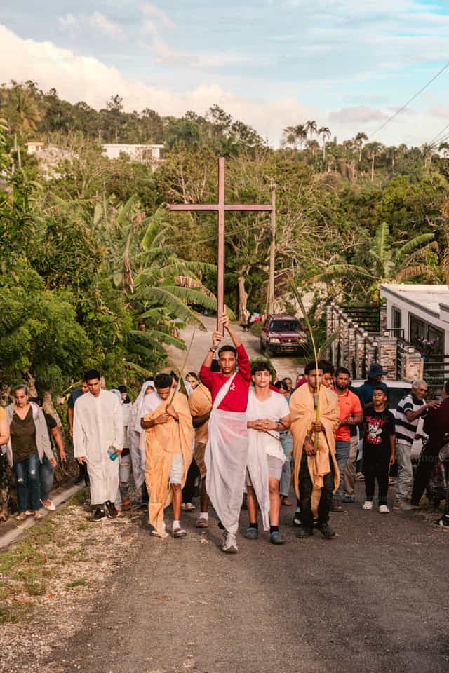 El resucitado camina con su pueblo - Banco de imágenes católicas - Fotografía por Manuel González Asturias, SJ