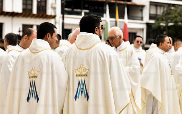 Sacerdotes con casulla mariana en la Misa Crismal - Banco de imágenes católicas
