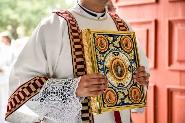 O Livro dos Evangelhos na Celebração Litúrgica - Imagens católicas de stock - Foto de Carolina BR