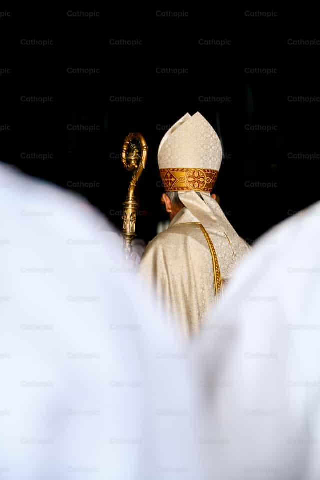 L’ingresso del vescovo nella celebrazione liturgica - Immagini stock cattoliche - Foto di Carolina BR