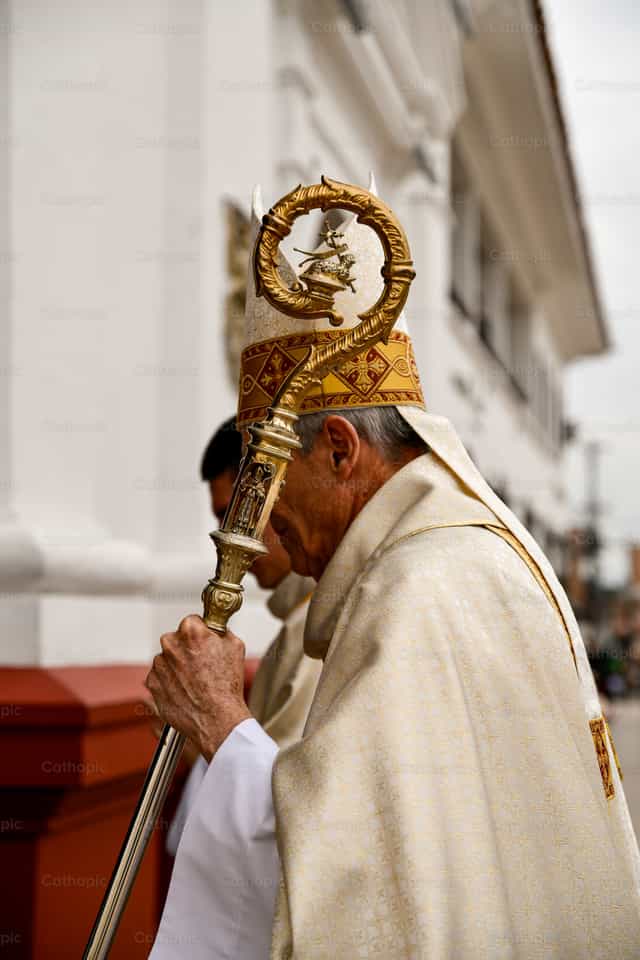 Obispo con báculo durante la celebración litúrgica - Banco de imágenes católicas - Fotografía por Carolina BR