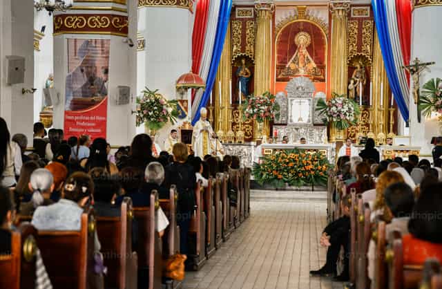 Assembly of the faithful at the Eucharistic celebration - Catholic stock images - Photo by Carolina BR