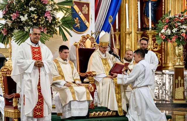 L’évêque à l’autel pendant la liturgie - Images catholiques de stock