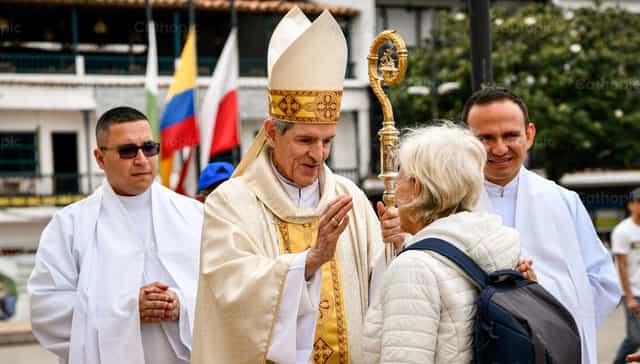 Pastoral blessing for a parishioner - Catholic stock images - Photo by Carolina BR