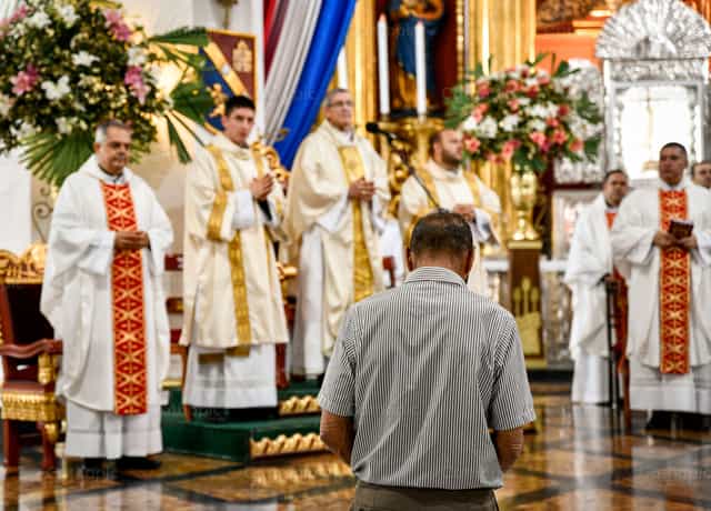 Silent prayer before the altar - Catholic stock images - Photo by Carolina BR
