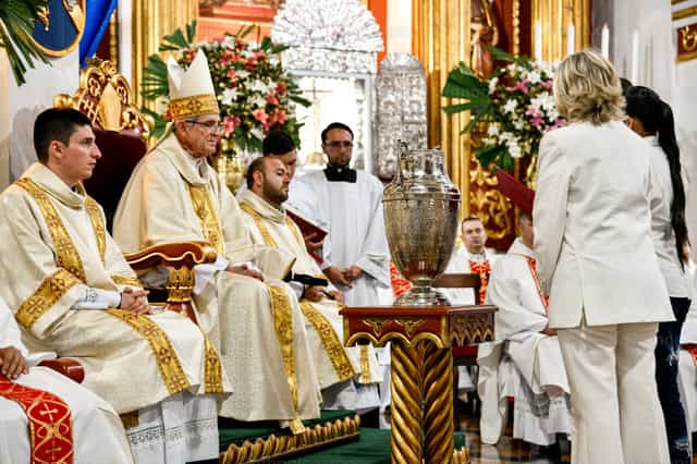 Consecration of the Holy Oils - Catholic stock images - Photo by Carolina BR
