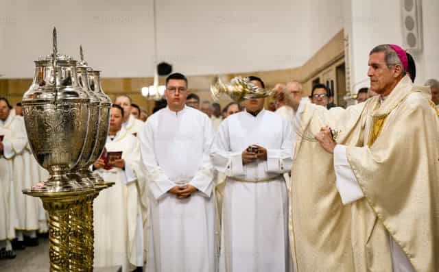 Weihrauch bei der Salbung des Chrisam - Katholische Stockfotos
