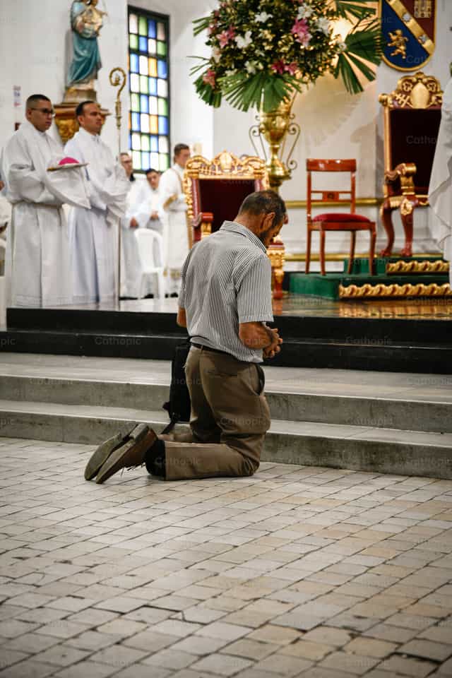 Oración de rodillas en el templo - Banco de imágenes católicas - Fotografía por Carolina BR
