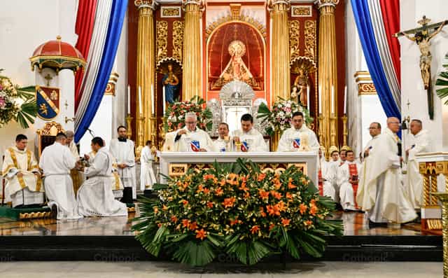 Celebración de la Misa Crismal en la catedral - Banco de imágenes católicas - Fotografía por Carolina BR