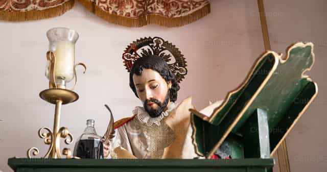 Der Evangelist Johannes beim Schreiben - Katholische Stockfotos - Foto von Carolina BR