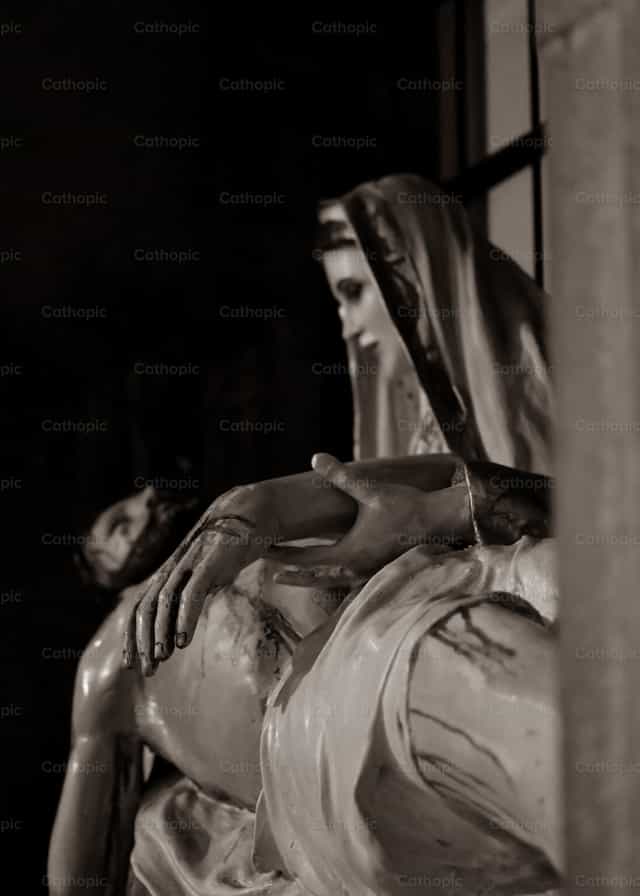 Jesus nos braços de Maria - Imagens católicas de stock