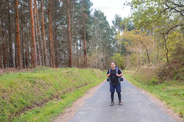 Joven peregrino feliz en el Camino de Santiago - Banco de imágenes católicas - Fotografía por Yandry Fernández Perdomo