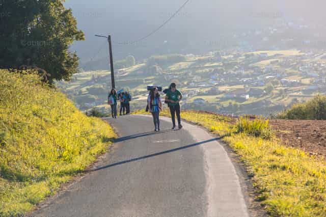 Peregrinos en grupo en el Camino de Santiago - Banco de imágenes católicas