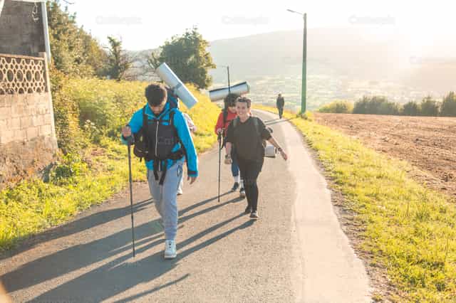 jóvenes conversan en el Camino de Santiago - Banco de imágenes católicas - Fotografía por Yandry Fernández Perdomo