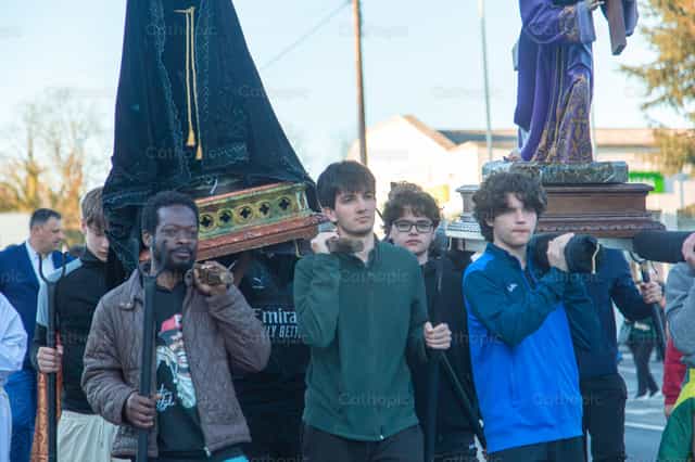 Jóvenes españoles en procesión de Semana Santa - Banco de imágenes católicas - Fotografía por Yandry Fernández Perdomo