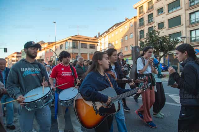 Jóvenes tocando instrumentos en procesión - Banco de imágenes católicas - Fotografía por Yandry Fernández Perdomo