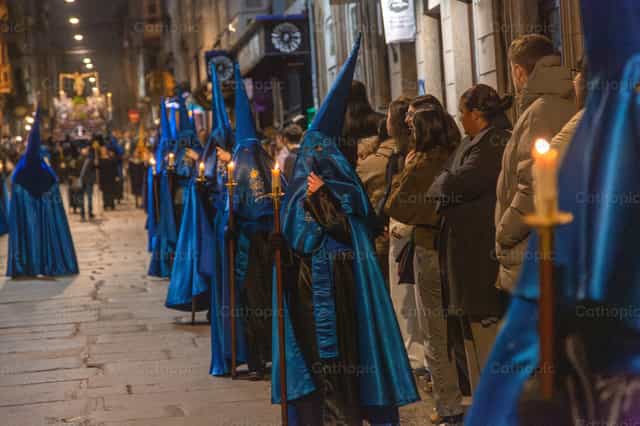 Cofrade en procesión solemne - Banco de imágenes católicas