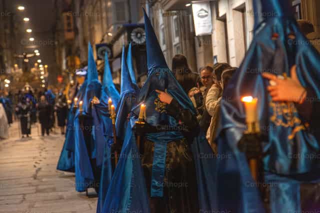 Procissão com velas acesas - Imagens católicas de stock