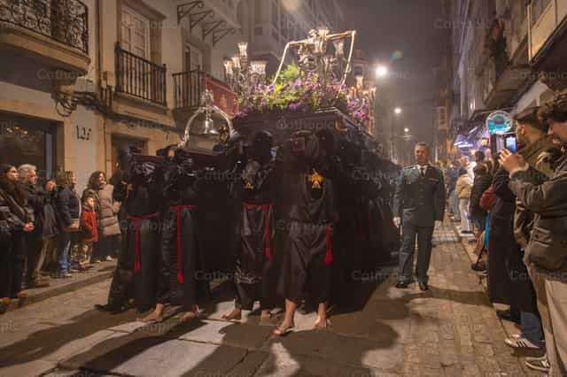 Penitentes descalzos en procesión - Banco de imágenes católicas - Fotografía por Yandry Fernández Perdomo