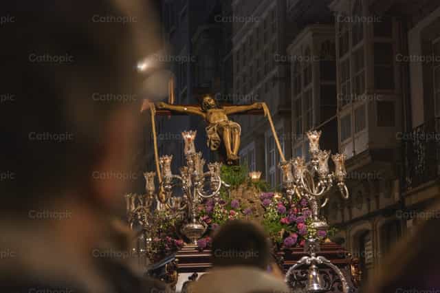 Imagen de Jesús crucificado en la cruz - Banco de imágenes católicas - Fotografía por Yandry Fernández Perdomo