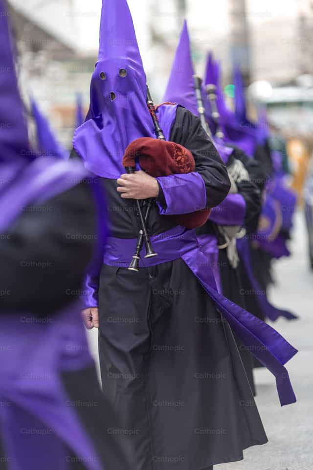 Penitente con capirote púrpura en españa - Banco de imágenes católicas - Fotografía por Yandry Fernández Perdomo