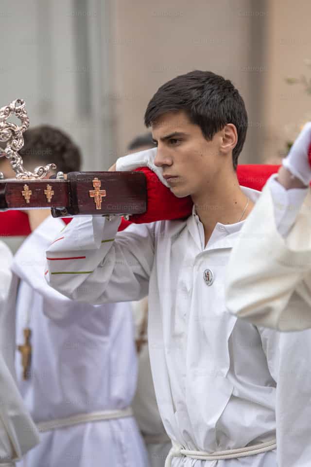Joven y Cruz San Damián - Banco de imágenes católicas - Fotografía por Yandry Fernández Perdomo