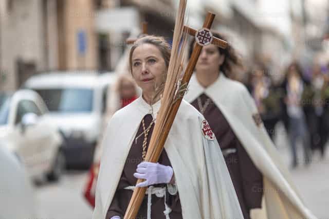 Mujer lleva ramo durante Domingo de Ramos - Banco de imágenes católicas - Fotografía por Yandry Fernández Perdomo