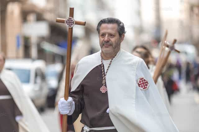 Hombre portando cruz - Banco de imágenes católicas - Fotografía por Yandry Fernández Perdomo