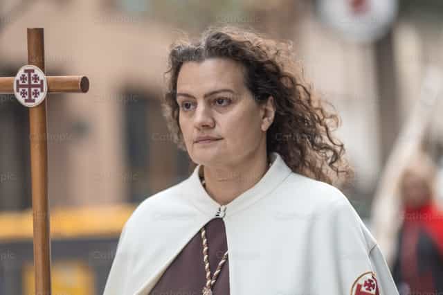 Mujer lleva la cruz - Banco de imágenes católicas - Fotografía por Yandry Fernández Perdomo