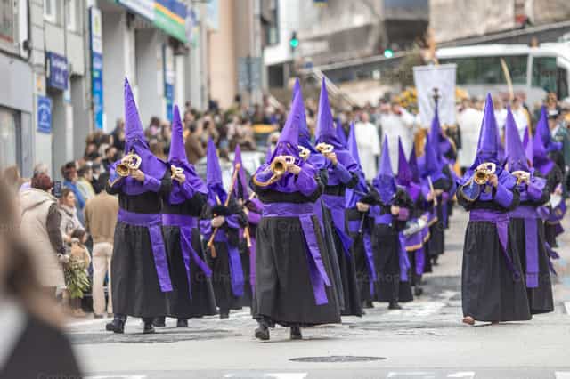 Cofrade durante procesión de Semana Santa - Banco de imágenes católicas - Fotografía por Yandry Fernández Perdomo