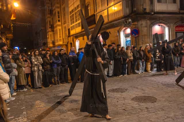 Cruz a cuestas descalzo - Banco de imágenes católicas - Fotografía por Yandry Fernández Perdomo
