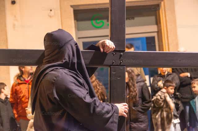 Persona cargando con la cruz de Cristo - Banco de imágenes católicas - Fotografía por Yandry Fernández Perdomo
