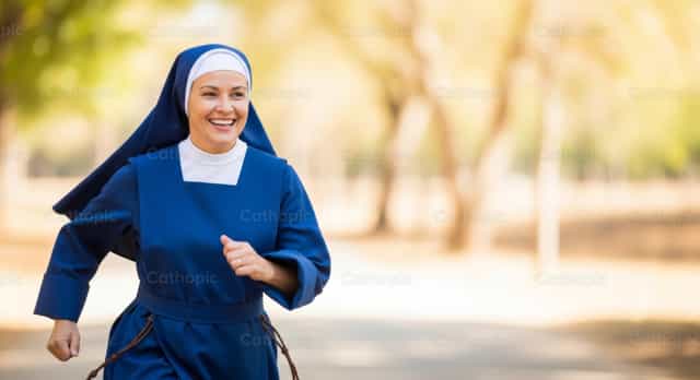 야외에서 달리는 수녀 - 가톨릭 스톡 이미지 - 사진 제공 catholicmall.org
