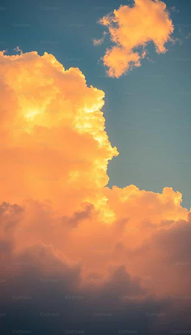Nubes anaranjadas al atardecer - Banco de imágenes católicas