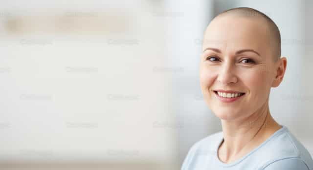 Una mujer que afronta el cáncer con fortaleza - Banco de imágenes católicas