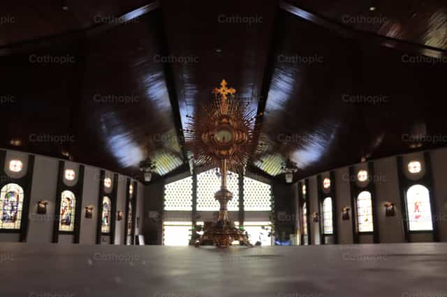 Jesús Eucaristia en el Altar - Banco de imágenes católicas - Fotografía por Diego Andrés Esquivel Pereira