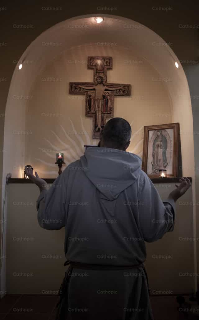 Fraile en Adoración - Banco de imágenes católicas - Fotografía por Diego Andrés Esquivel Pereira