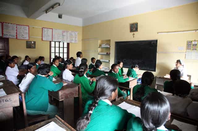 Instituto femenino Santa Teresa, Basanti, India - Banco de imágenes católicas - Fotografía por Zvonimir Atletić