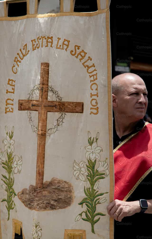 Estandarte com uma cruz carregada durante uma procissão - Imagens católicas de stock