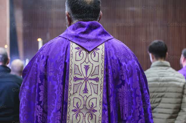 Priest in a Purple Chasuble: Lent - Catholic stock images - Photo by Diócesis de Córdoba