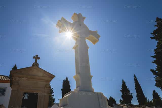Luz de Resurrección: Esperanza en la Cruz - Banco de imágenes católicas - Fotografía por Diócesis de Córdoba