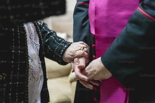 Gratitud y Consuelo: El Abrazo de las Manos - Banco de imágenes católicas - Fotografía por Diócesis de Córdoba