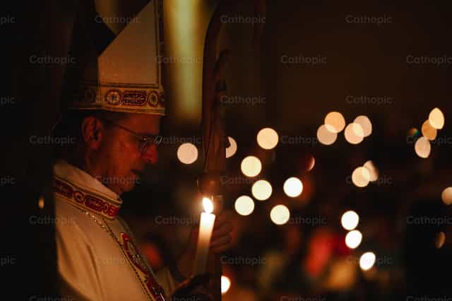 El pastor en oración - Banco de imágenes católicas
