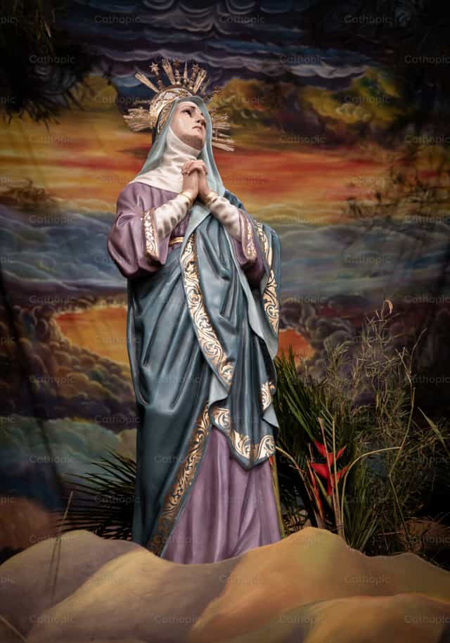 Virgen María en actitud de oración - Banco de imágenes católicas - Fotografía por Carolina BR