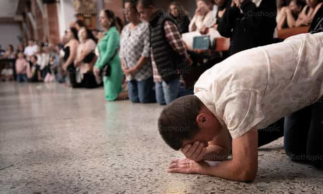 Oración en recogimiento personal - Banco de imágenes católicas