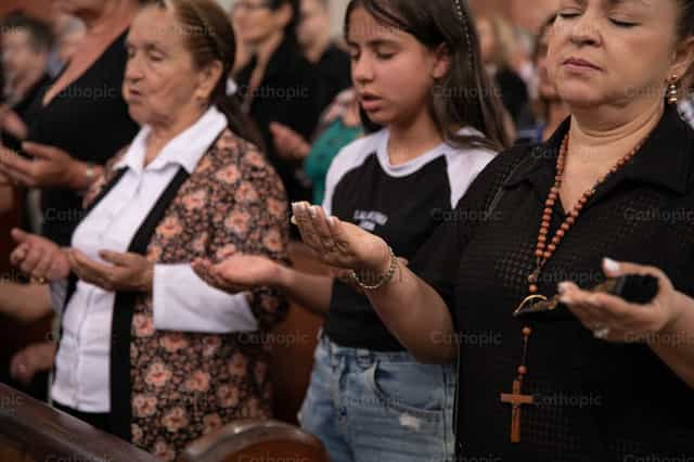 Prayer with the rosary during the assembly - Catholic stock images - Photo by Carolina BR