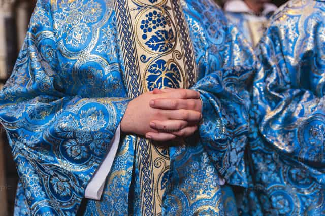 Manos de Sacerdote: Casulla Azul de la Inmaculada - Banco de imágenes católicas